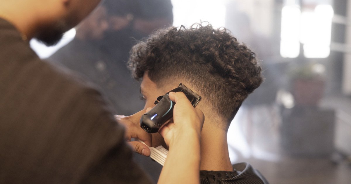Wahl 5 Star VaporTM Hair Clipper in use