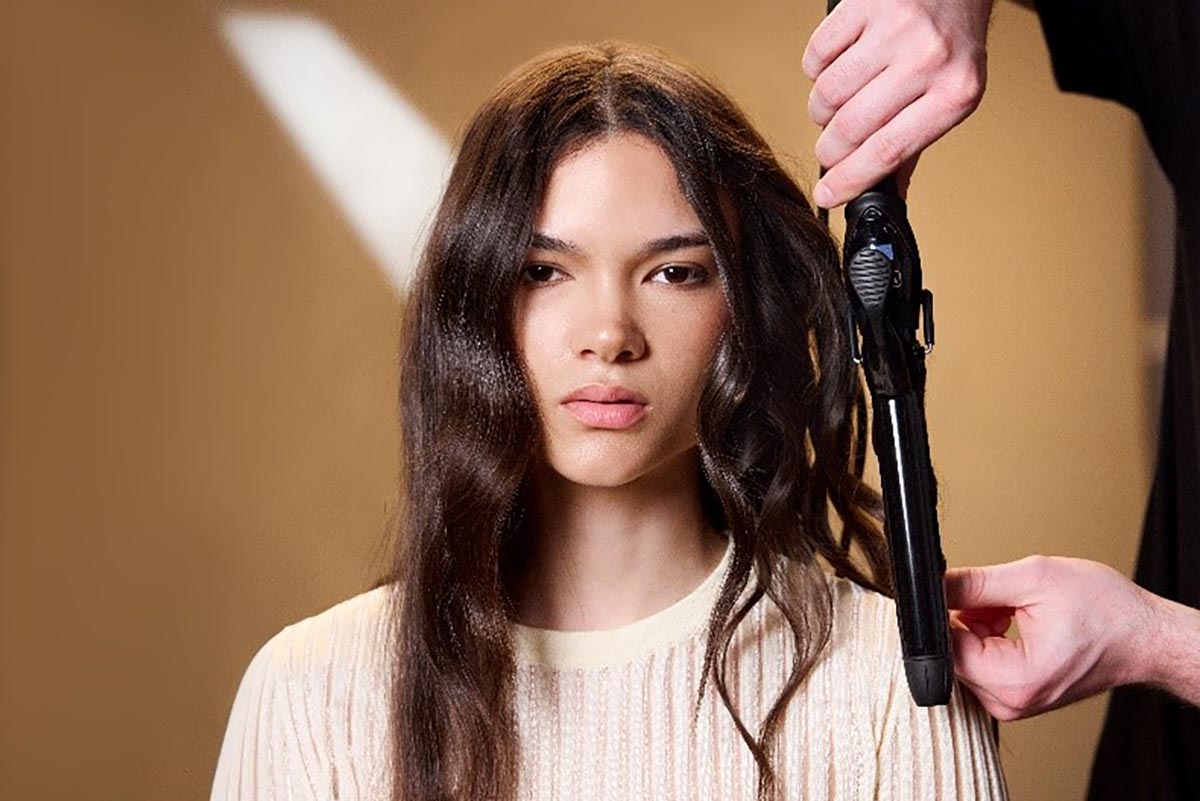 Wahl Pro Shine Curling Tong styling a model's hair
