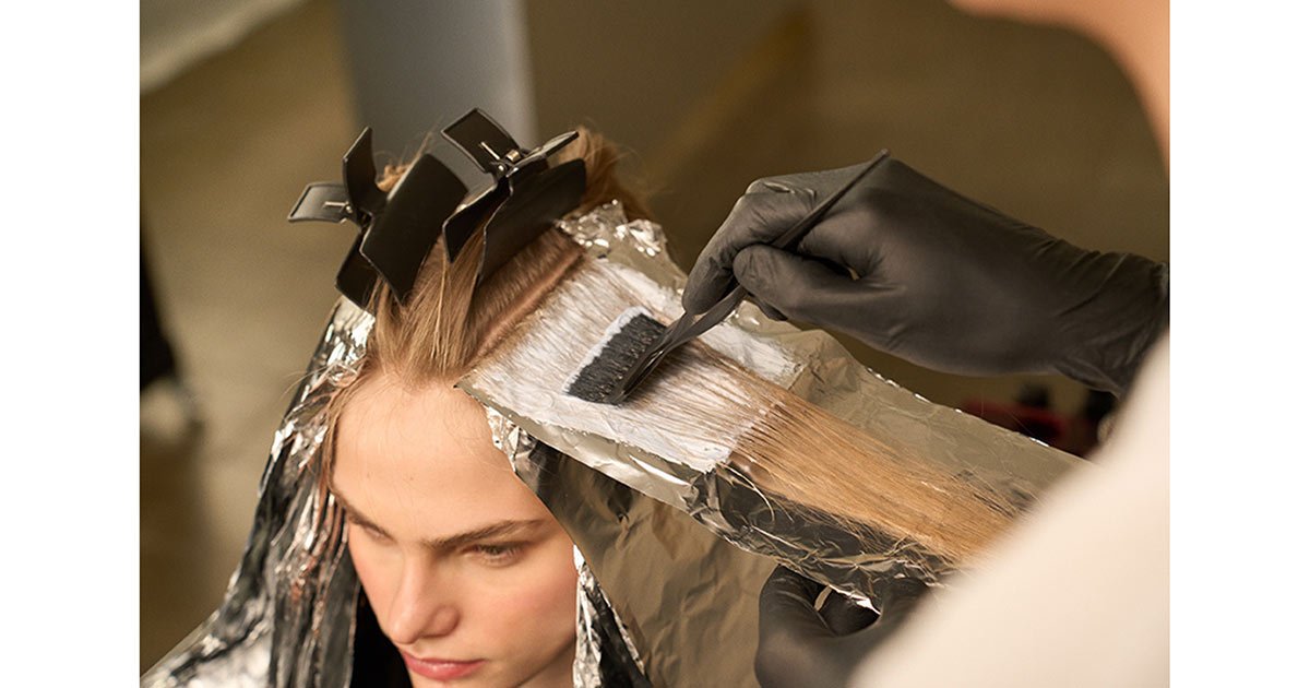 Applying lightener on hair